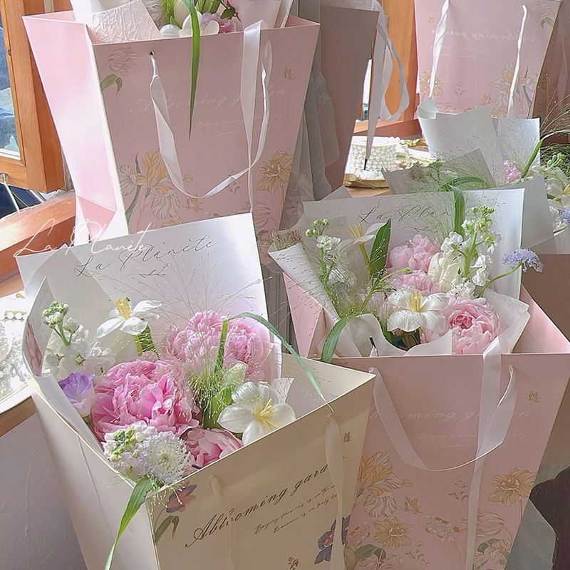 Picture of Qixi Love in the Flowers Trapezoidal Bouquet Bag Flower Packaging Materials Paper Bag Small Fresh Handbag Spot Wholesale