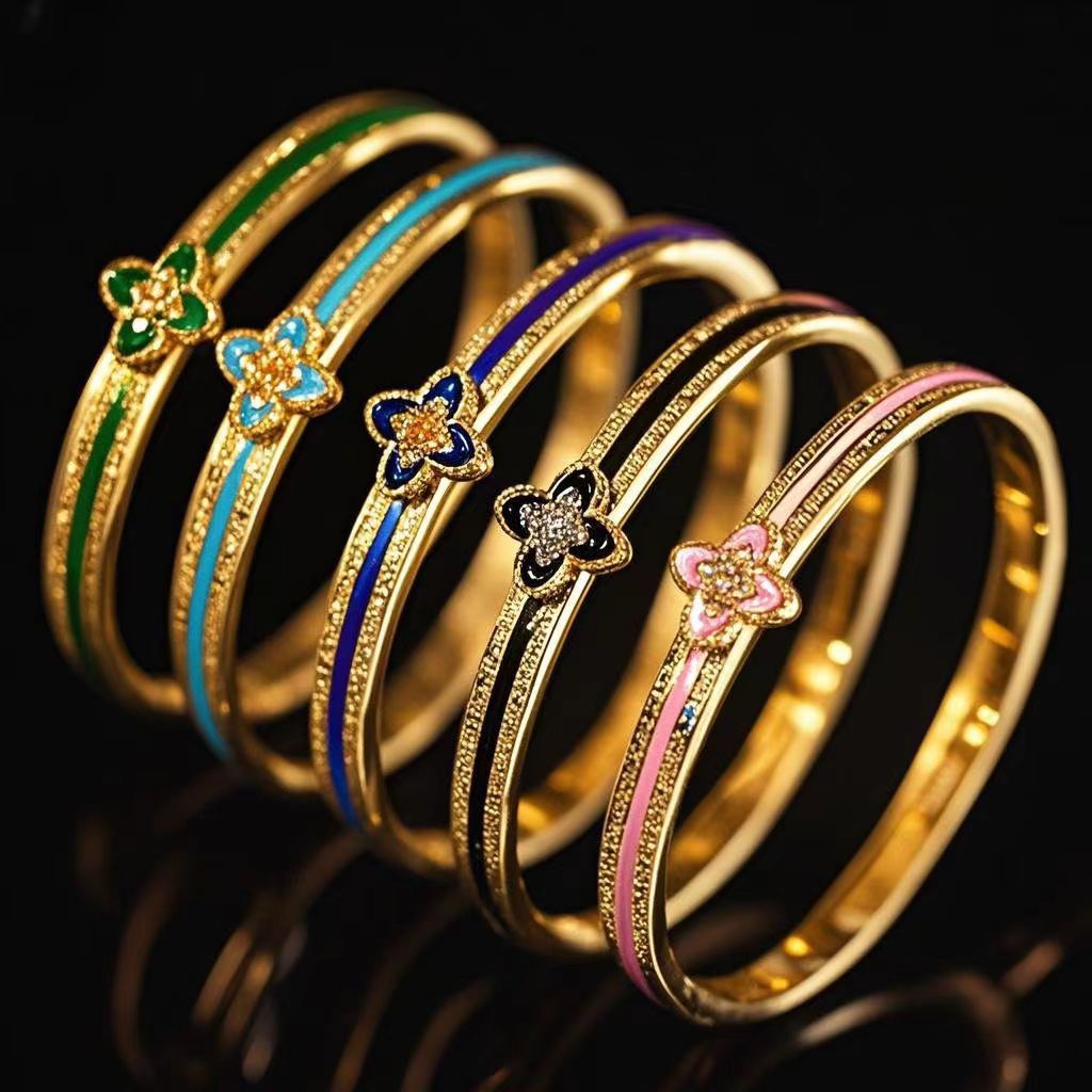 Simple cross-border women's wholesale electroplated gold-plated women's high-grade non-fading jewelry batch flower four-leaf clover titanium steel bracelet