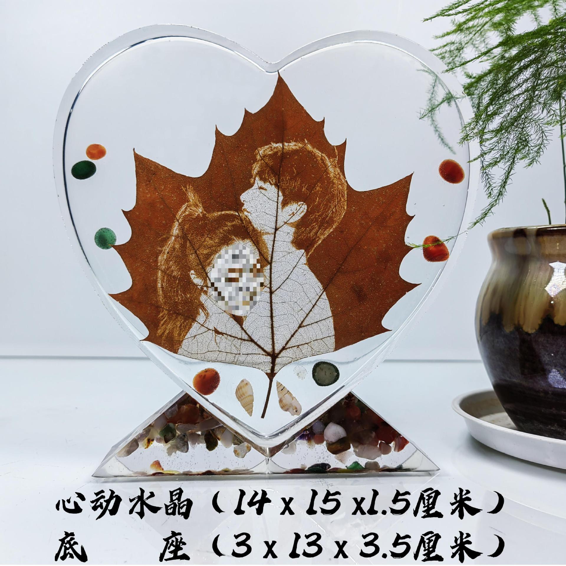 Picture of Leaf carving photos set to send girlfriends girl photos leaves wedding anniversary diy leaf carving birthday gift
