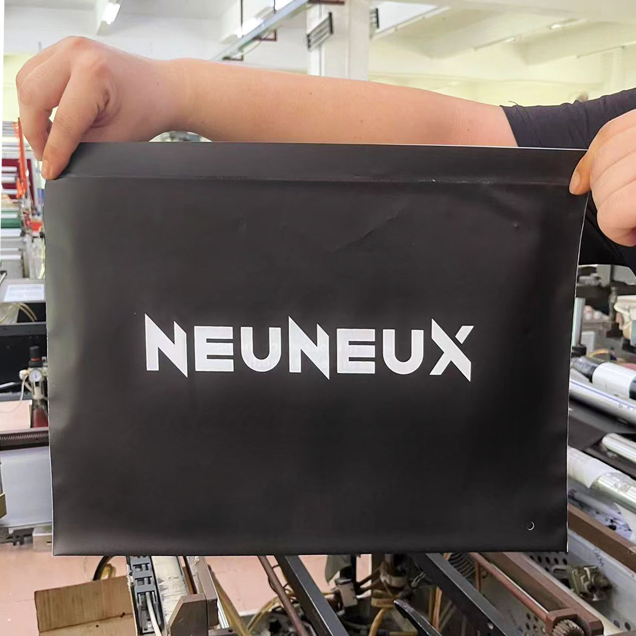 Horizontal Version 40*30 Clothing Packaging Bag, Black English Letter Plastic Packaging Bag, Three-Sided Sealing Bone Ziplock Bag