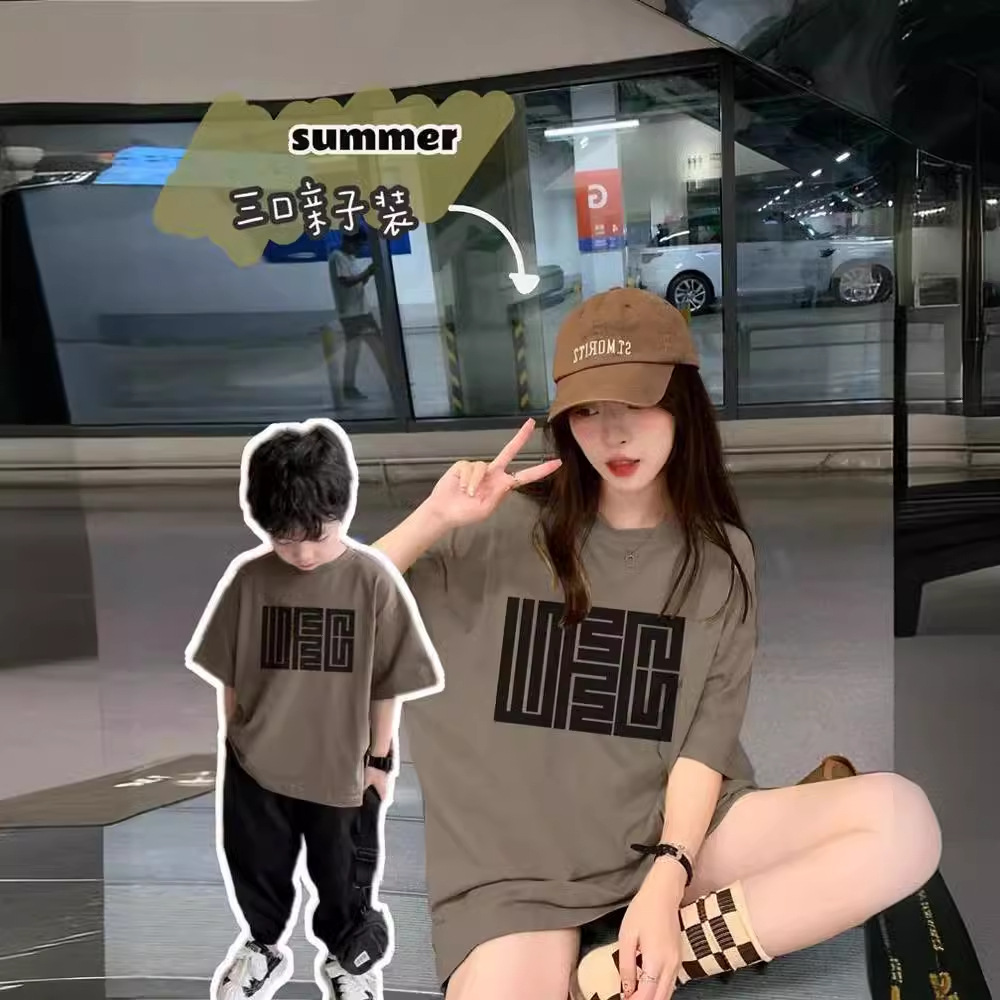 Net Celebrity Parent-child Dress Summer 2025 New Style Fried Street Short-sleeved T-shirt Foreign-style Mother-daughter Mother-child Dress for Family of Three and Four