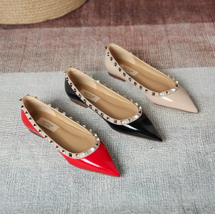 Spring and Summer 2024 New V Home Rivet Pointed Flat Shoes Liu Ding Shallow Mouth Single-layer Shoes Women's All-match Flat Heel Patent Leather Women's Shoes