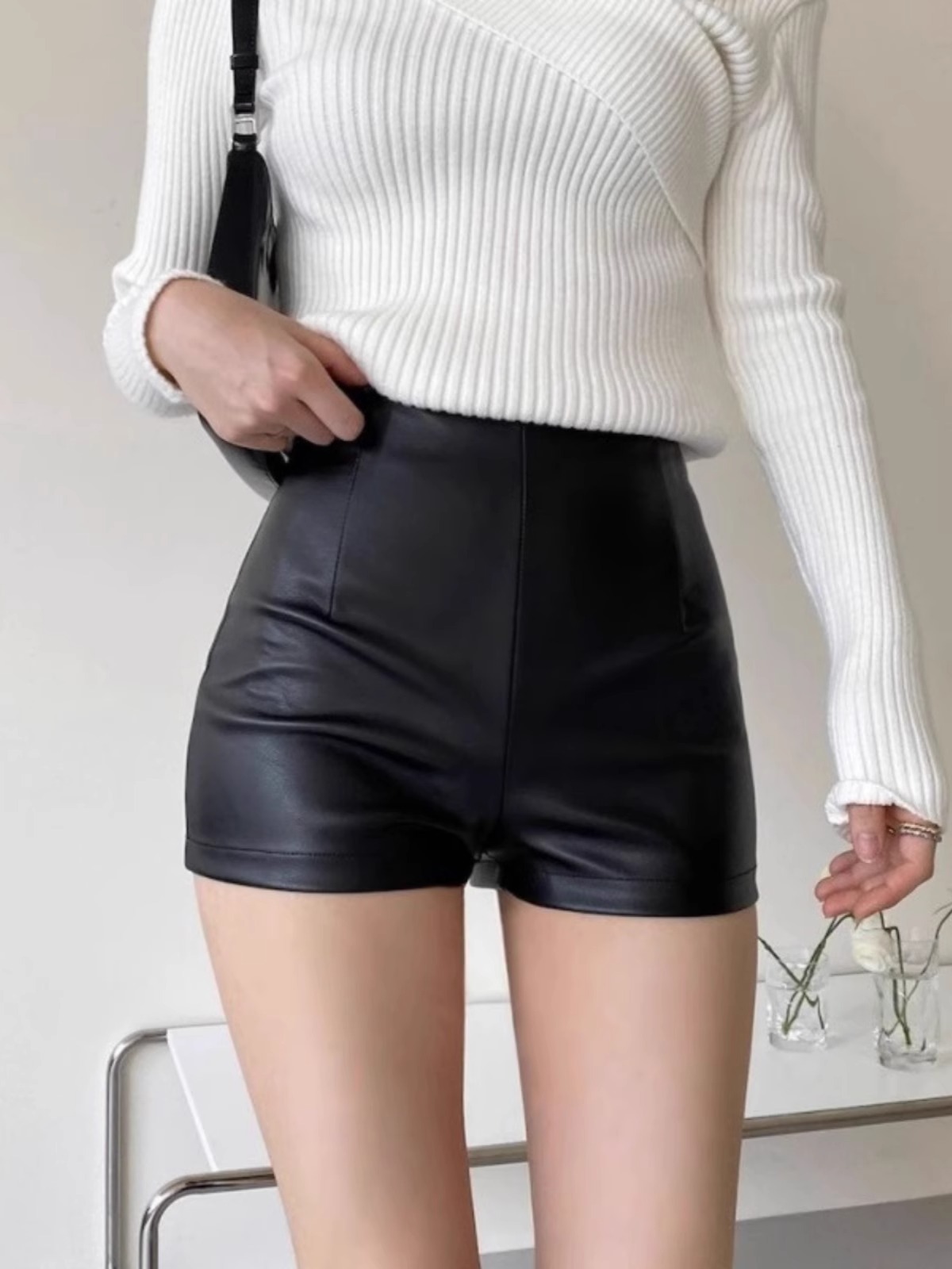 Black High-Waisted Leather Shorts for Women 2024 Autumn and Winter New Tight-Fitting Sexy Slimming Look Hip-Covering Boot Pants Pu Leather Outer Hot Pants