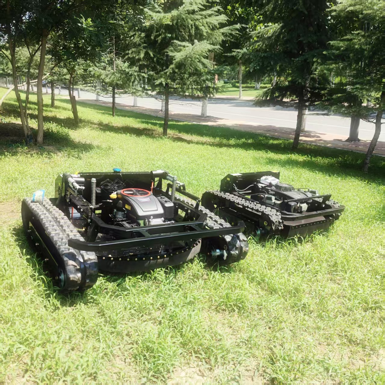 Foreign trade supply 4 stroke remote control lawn mower lawn embankment reclamation lawn mower crawler weed cutter manufacturer