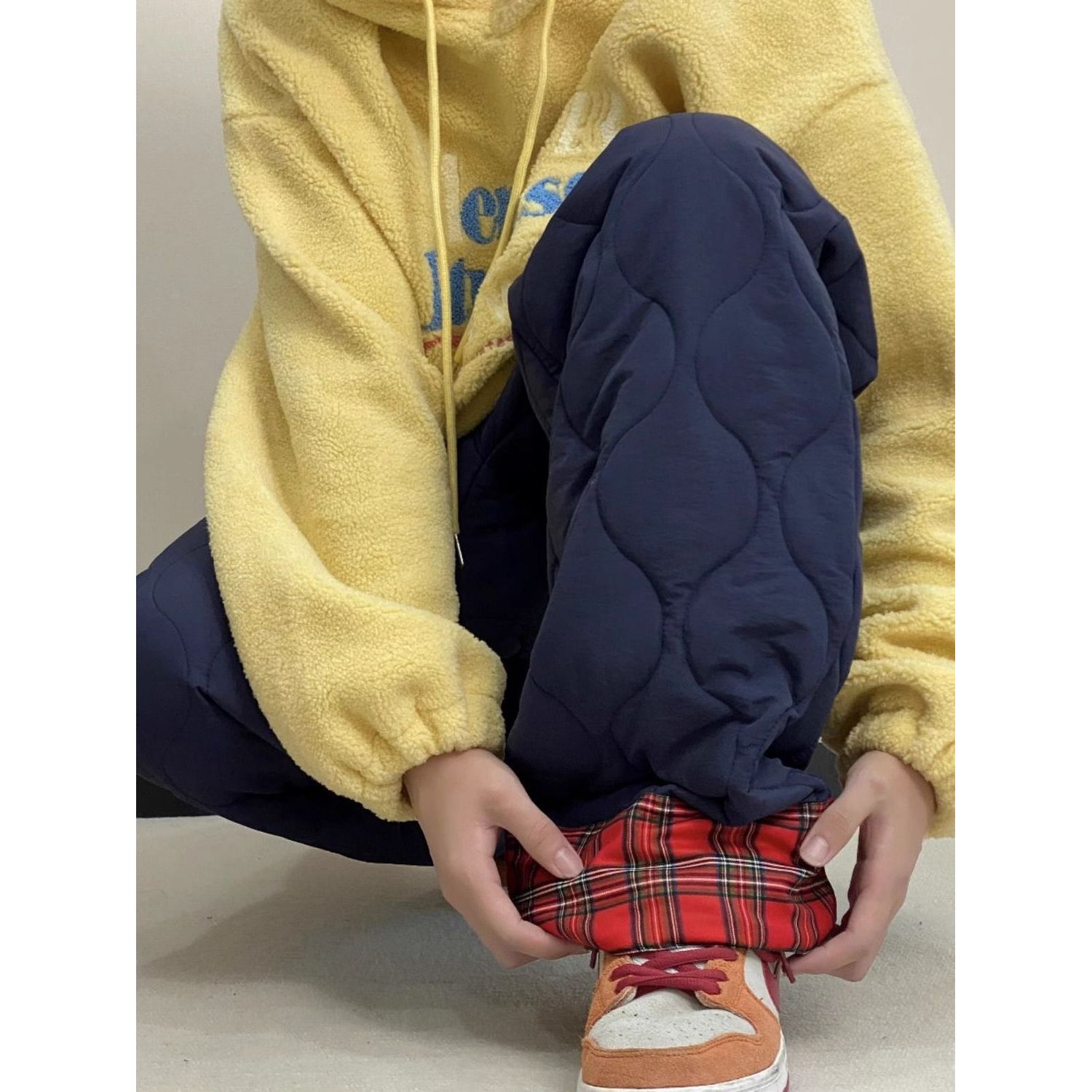 Picture of Autumn and Winter Solid Color Gourd Pattern Warm Cotton Pants for Men and Women Fashionable Turn-up Plaid Casual Pants High Street Cold-proof Wide-leg Pants