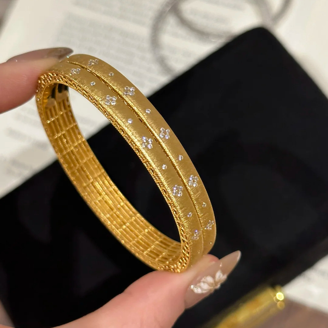 Picture of French Retro Kaleidoscope Four-leaf Clover Bracelet Ins Style High-quality Diamond-studded Four-leaf Clover Pendant High-quality suit