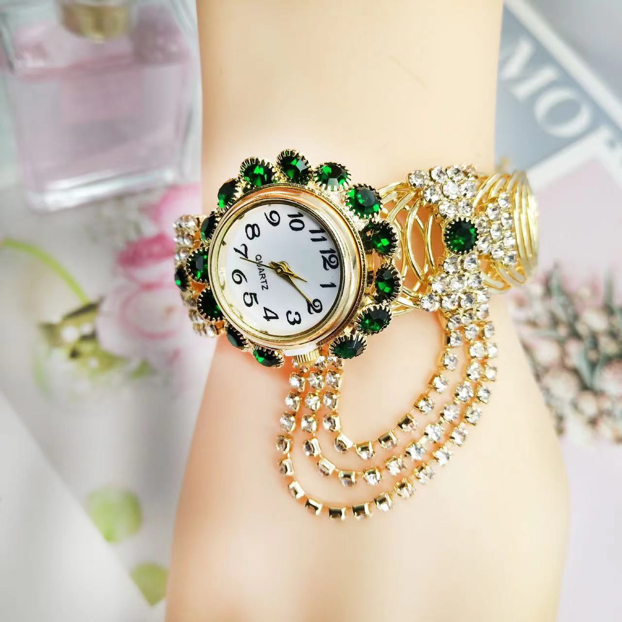 Picture of TikTok New Korean Style Women's Diamond Elegant Quartz Watch Fashion Alloy Bracelet Watch Women's in stock Wholesale