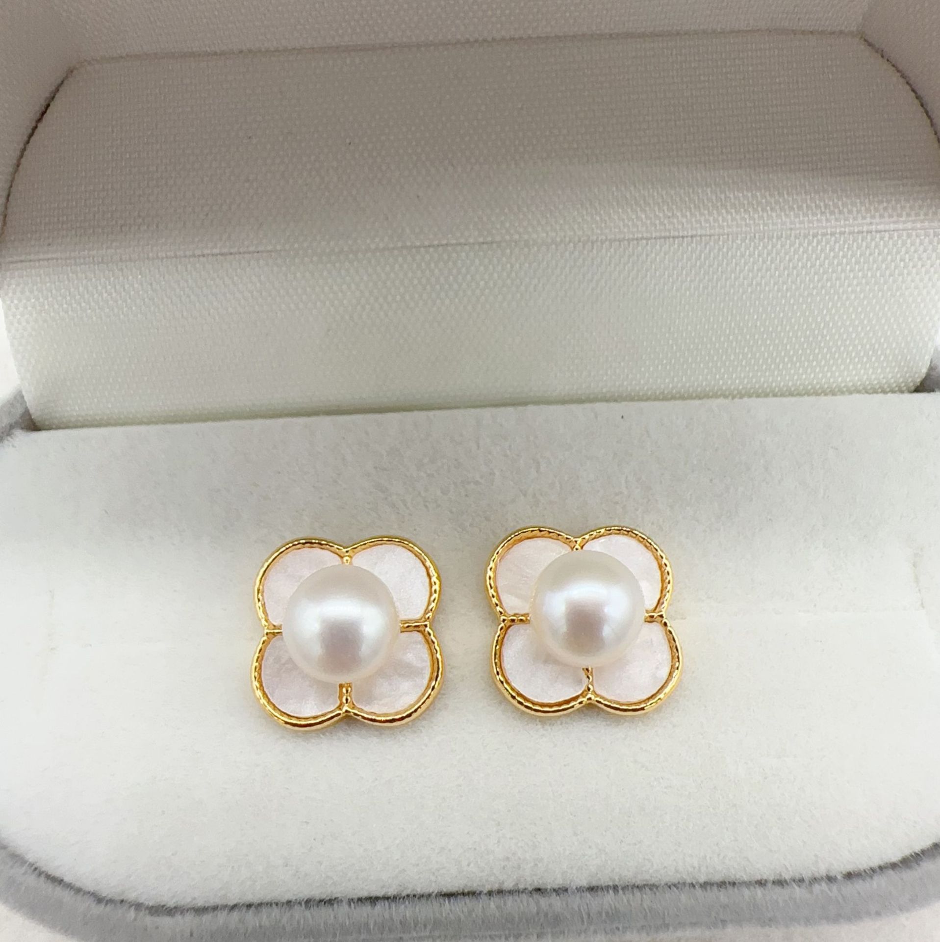 Four-leaf clover pearl earrings niche high-end fresh water pearl earrings women's exquisite S925 silver pin earrings wholesale