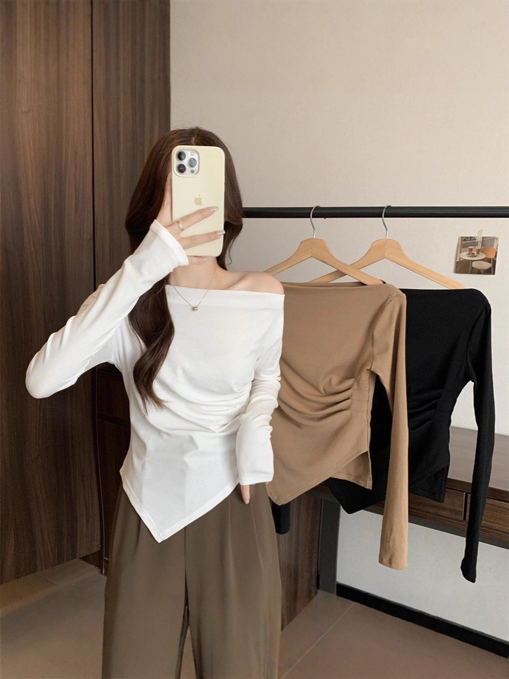 One-shoulder design is worn with irregular long-sleeved T-shirts, women's autumn clothes, collarbone exposed sexy base shirts, pure desire tops