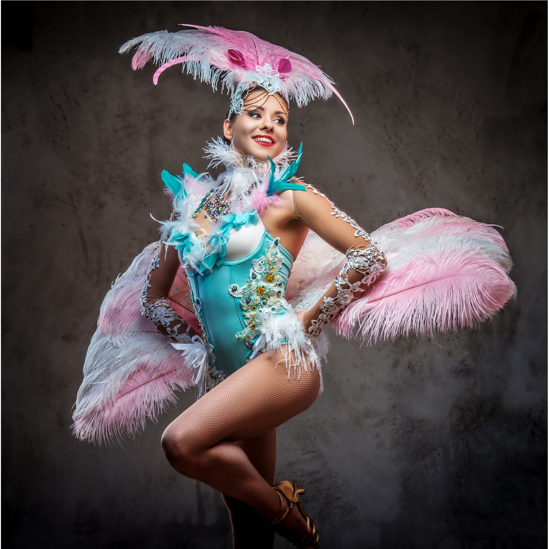 Picture of 40-45cm high quality thin rod ostrich feather source manufacturers wholesale wedding decoration feather DIY crafts stage clothes