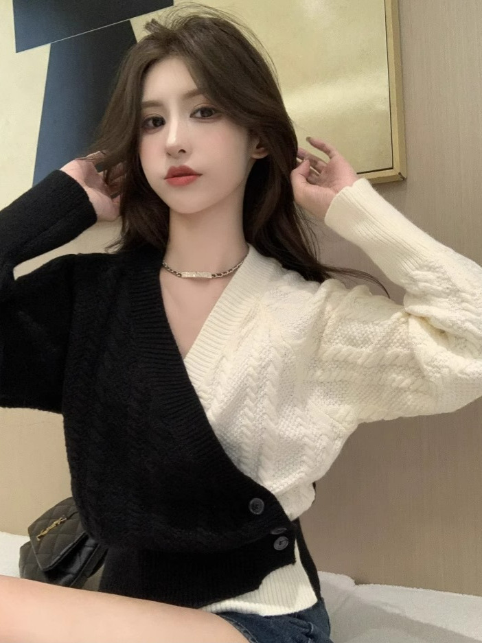 Design Sense Chic Cross V-neck Top Women's Autumn and Winter Thickened Korean-style Waist Black and White Contrast Color Sweater Trendy Sweater