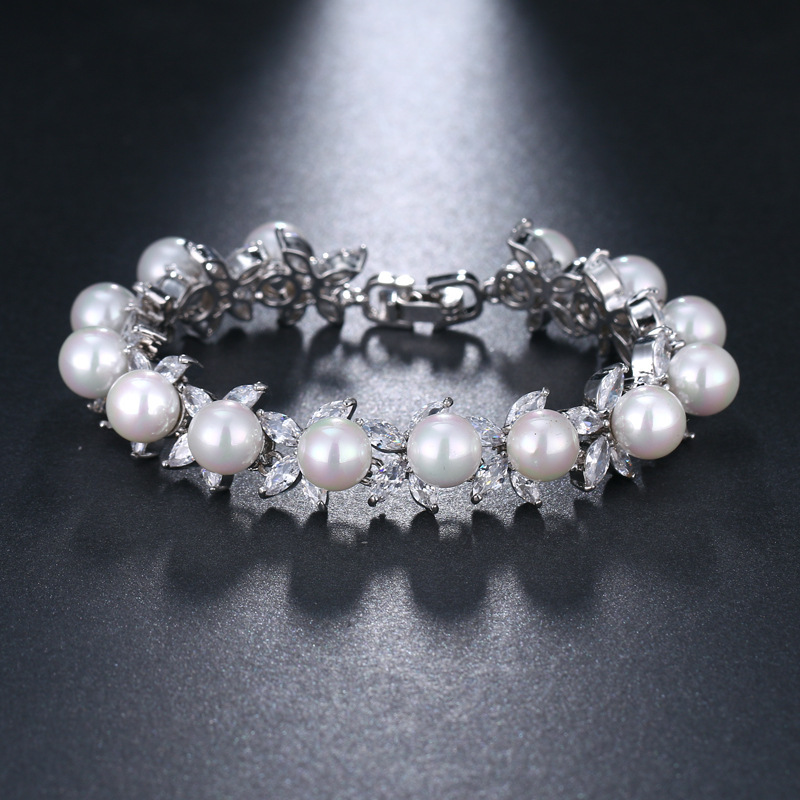 European and American Personalized Creative Exquisite Diamond-Encrusted Flower Bracelets for Women, Light Luxury Micro-Encrusted Pearl Zircon Bracelets for Women Wholesale