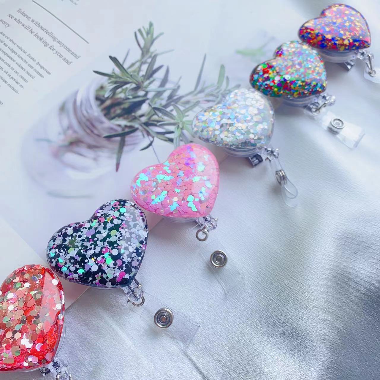 Picture of Amazon New Glitter Sequins Easy Pull-up Buckle 360 Rotating Alligator Clip Heart-shaped Brand Work Permit Easy to Pull