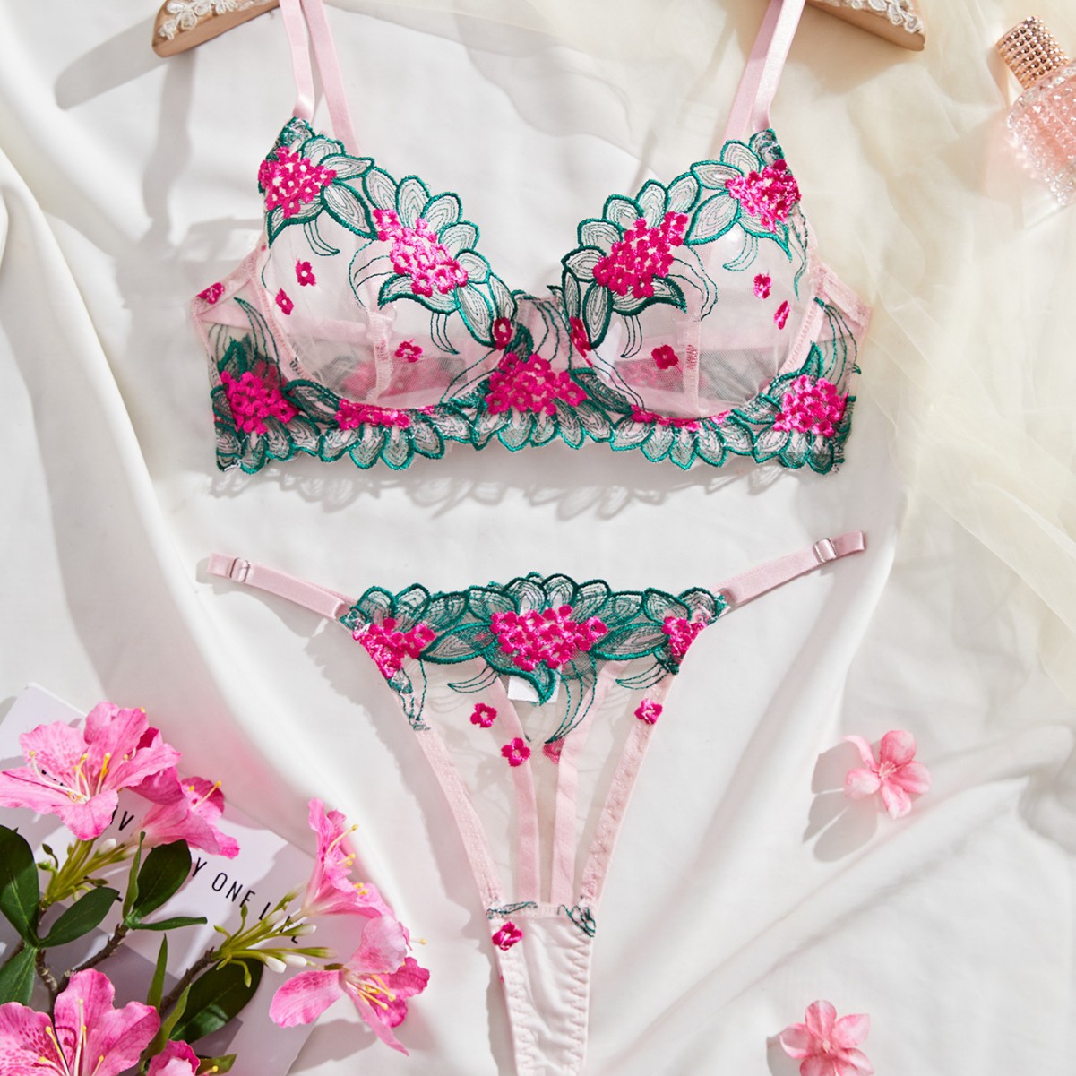 European and American cross-border wholesale push-up bras, flirtatious sexy lingerie sets, sexy three-point erotic sets