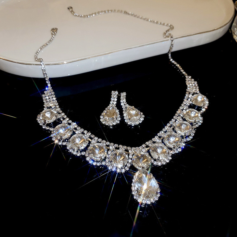 Picture of European and American light luxury high-end zircon jewelry suit necklace niche retro clavicle chain fashion Joker jewelry wholesale