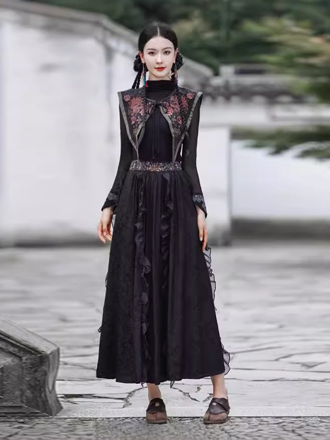 Picture of Four Seasons All-match Ethnic Style Women's Clothing New Chinese Retro Embroidered Cloud Shoulder All-match Cape Shawl Short Small Outer