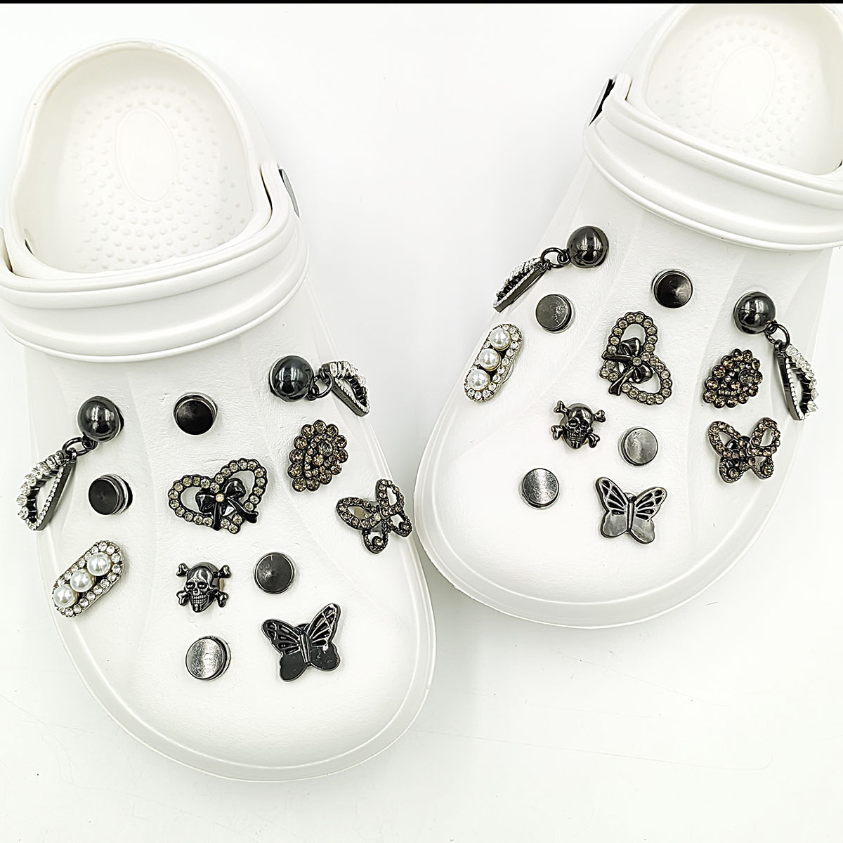 Cross-border e-commerce supply heart-shaped ribbon love zinc alloy hole shoes accessories simple gray hole shoes accessories