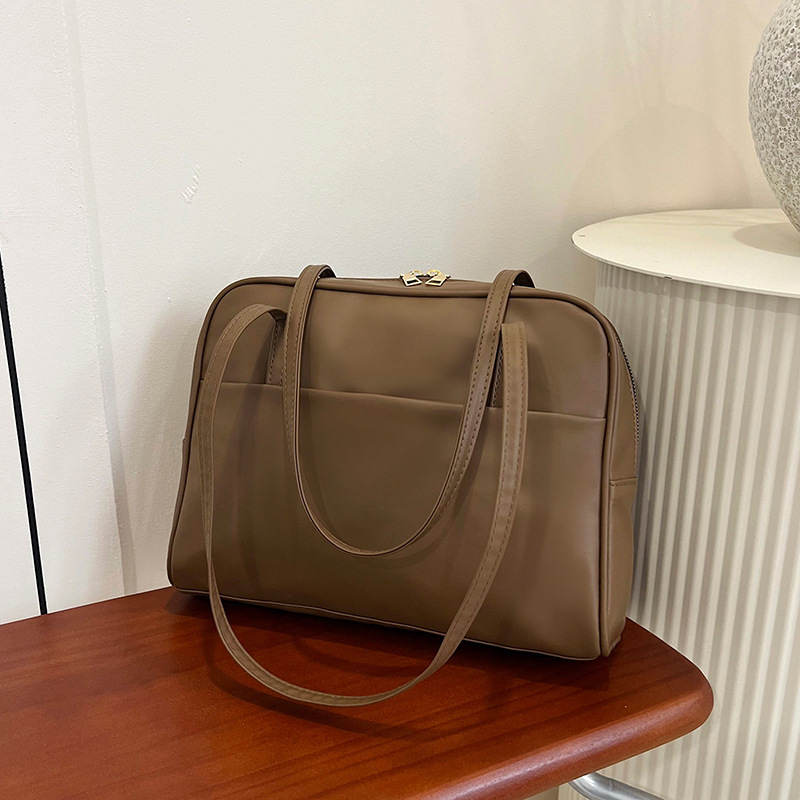 Picture of Korean Style Large Capacity Shoulder Bag Women Autumn 2024 New Retro Underarm Bag Simple Style Large Capacity Tote Bag