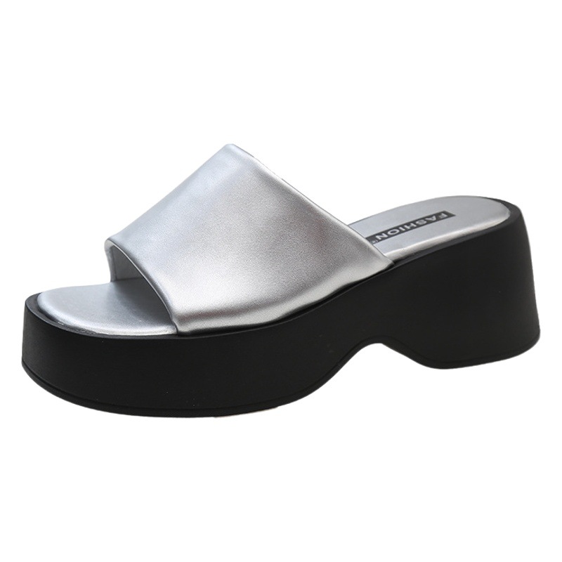 Fashionable Lazy Slip-on Thick Bottom Slip-on Women's Outfit 2024 Summer New Non-slip All-match Beach Sandals