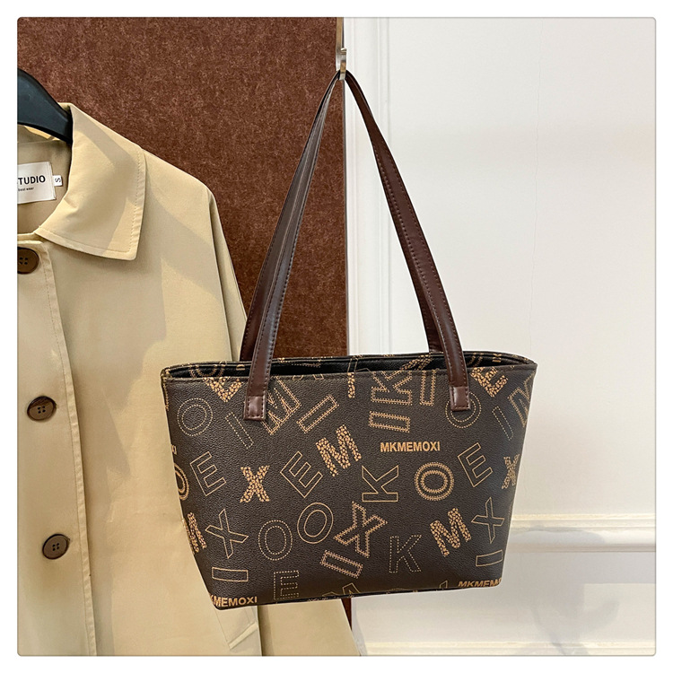 Picture of Vintage Fashion Casual Bag Women's 2024 Autumn New Large Capacity Tote Bag Stylish Commuter Portable Crossbody Bag