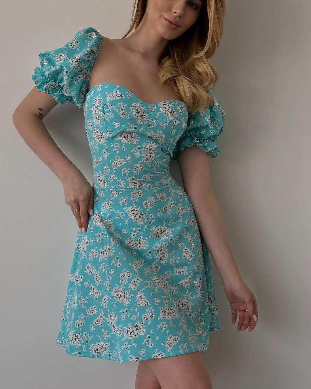 Picture of 2025 spring and summer clothing European and American Amazon foreign trade women's lace-up retro floral high waist bubble sleeve French dress