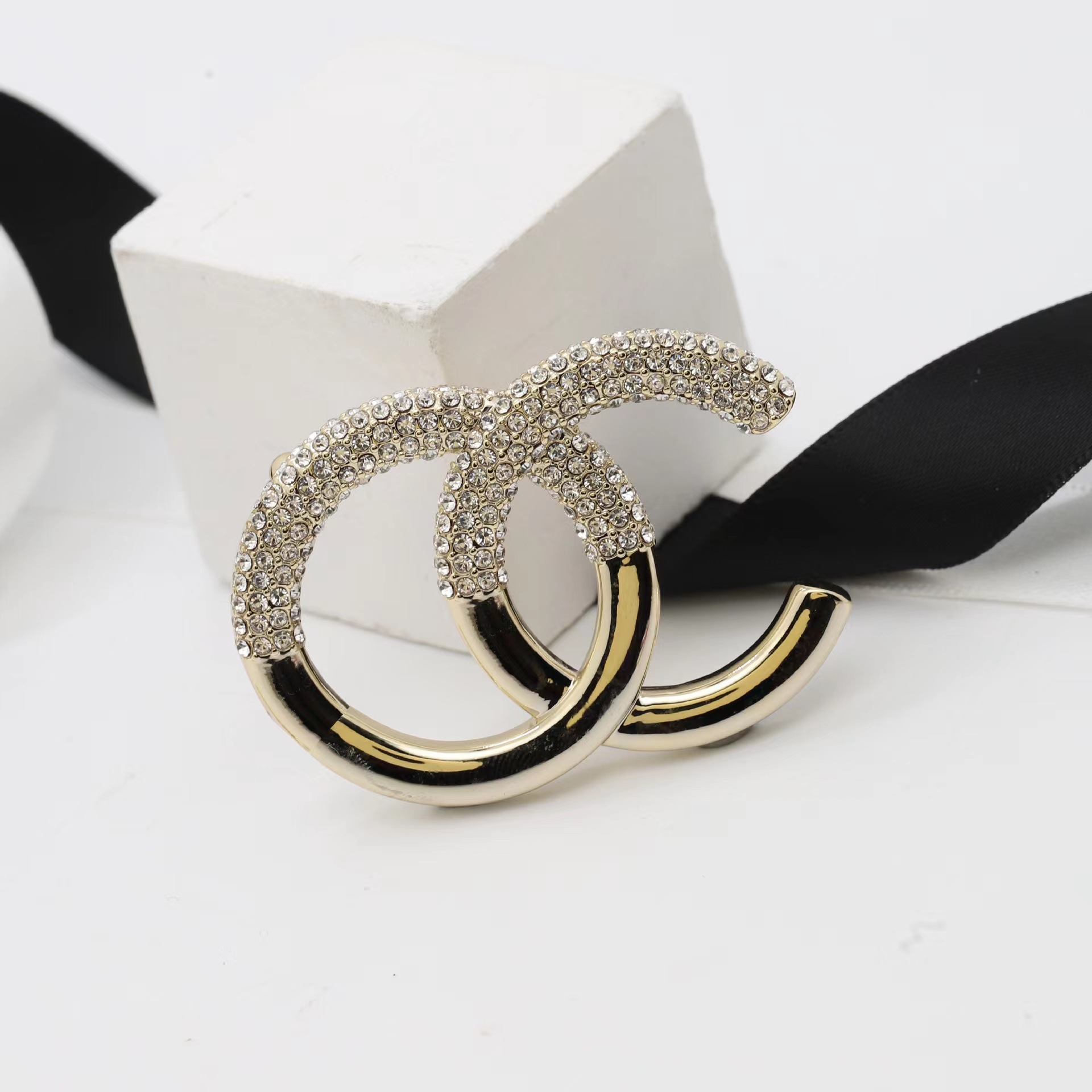Picture of 2023 Autumn and Winter New High Quality Fragrance c Letter Brooch Retro Antique Chest All-match Simple High-end
