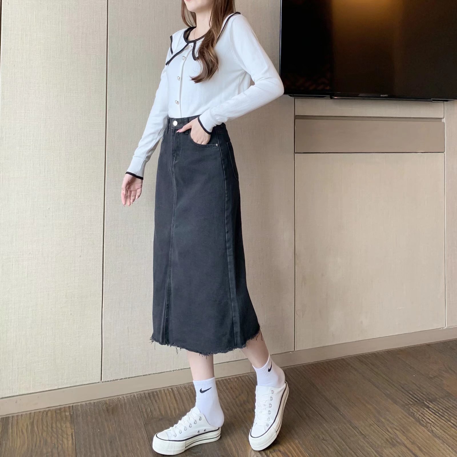 Black Split Denim Skirt Women's Autumn and Winter 2023 New High Waist Slimming Small Hip A- shaped Mid-length Skirt
