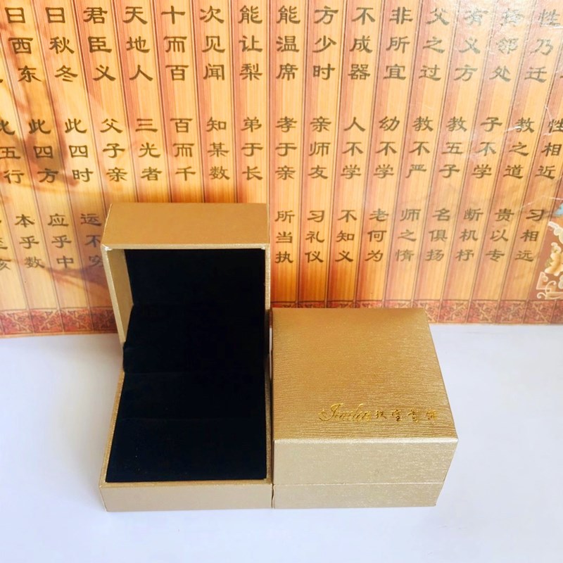 Picture of Supply of Live Jewelry Boxes, Leather-Filled Paper Diagonal Plaid Storage Boxes, Bracelet Boxes, Jewelry Pendant Boxes, Hanging Beads