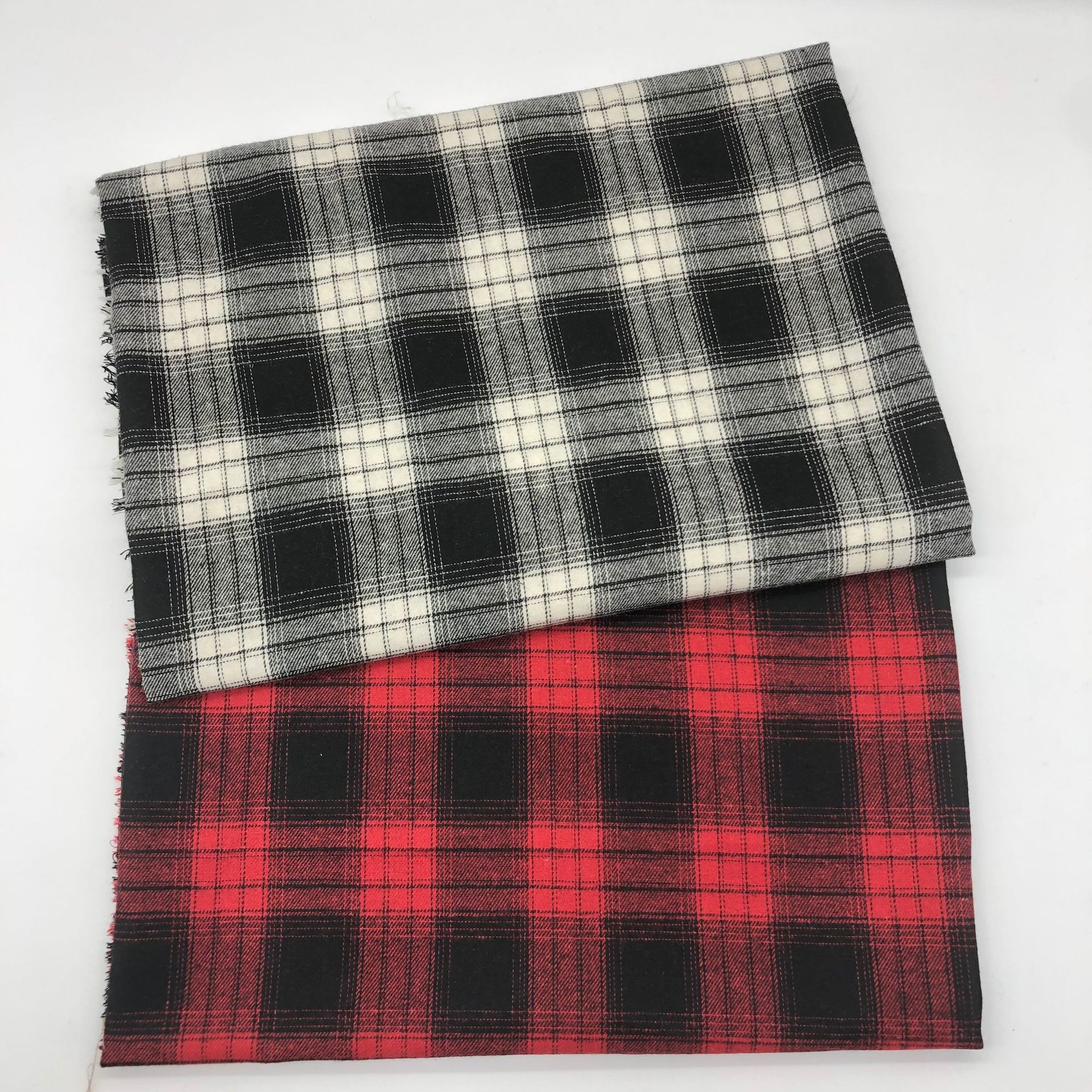 Polyester Cotton Yarn-dyed Shirt Fabric Black and White Scrub Yarn-dyed Plaid Casual Wear Children's Wear Plaid Fabric in stock
