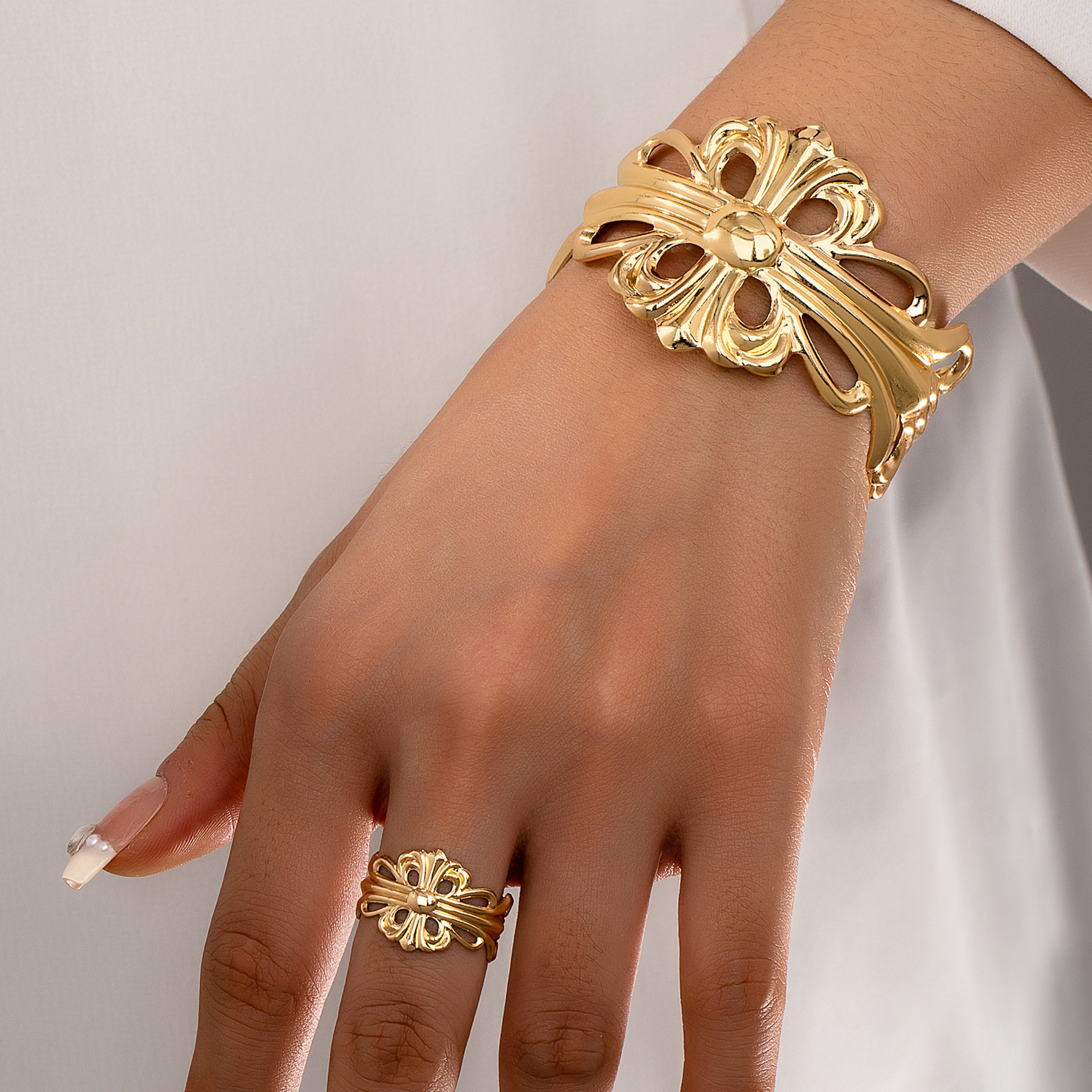 Cross-Border Hot Selling Fashionable and Personalized Hollow Flower-Shaped Bracelet and Ring Set Suitable for Women to Wear at Banquets