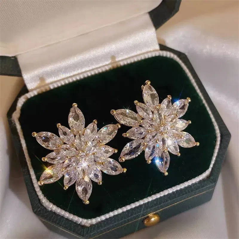 Super flash full diamond s925 silver needle rhinestone snowflake earrings female niche design fashion new earrings temperament earrings