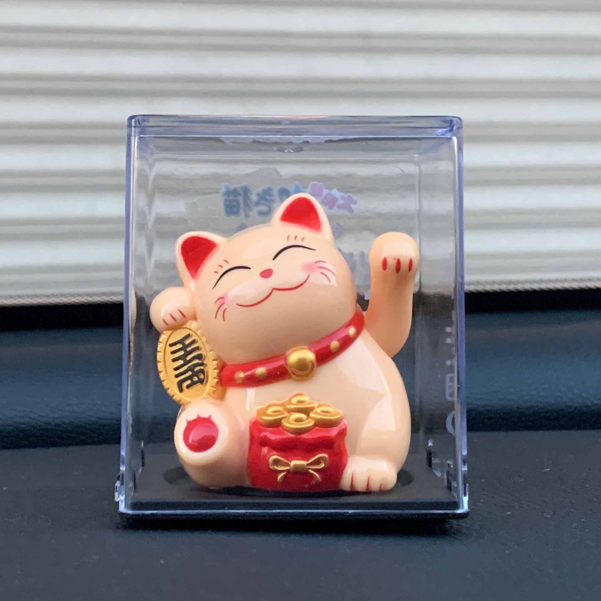 Picture of Mini 2-inch solar shaking hand solar feng shui cat car Cartoon creative decoration front desk decoration auspicious