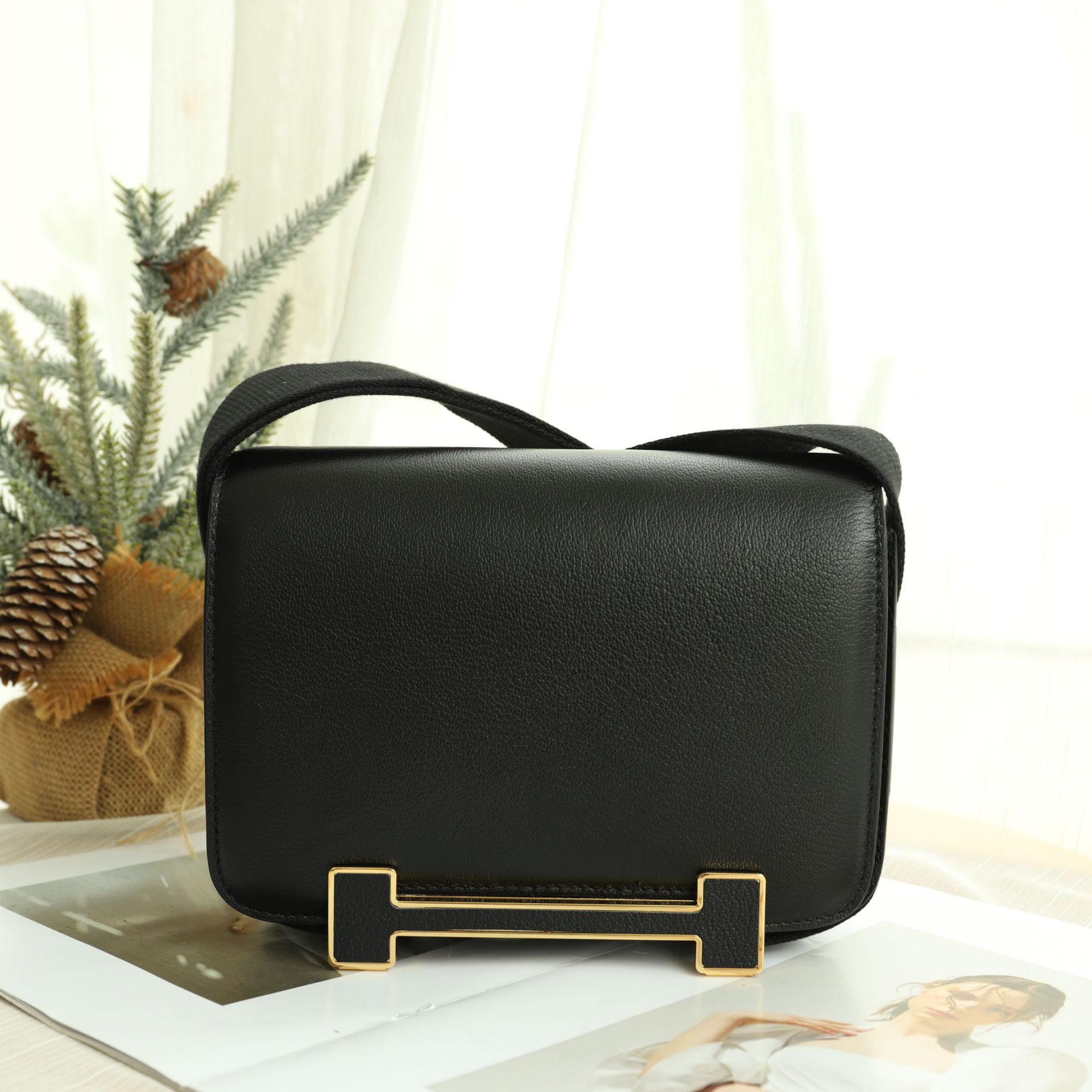 Advanced Sense New Wide Shoulder Strap Clog Bag Solid Color Casual Shoulder Crossbody Bag Flip Small Square Bag All-match Tofu Bag