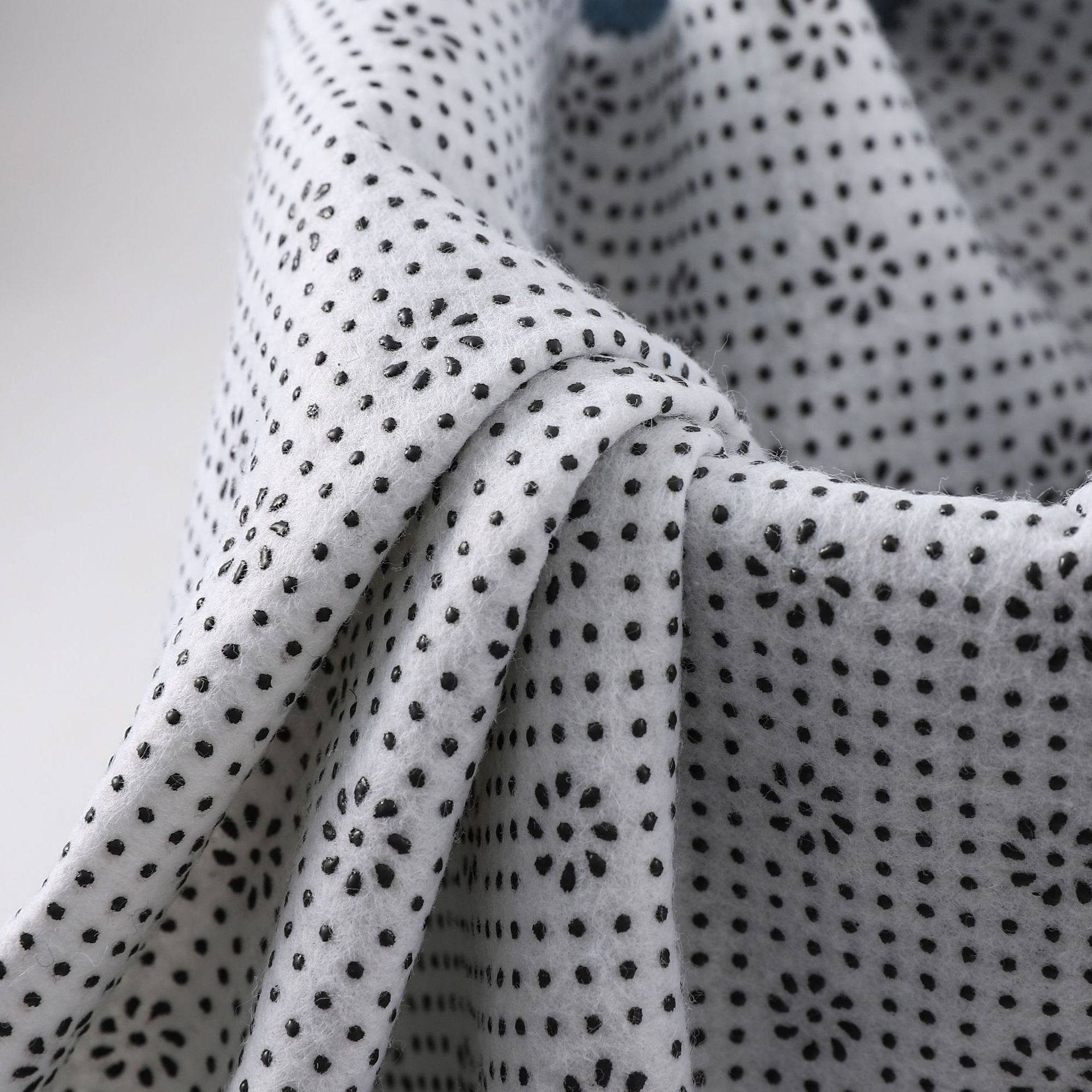 Needle-Punched Synthetic Felt Fabric Multi-Width Drop-Plastic Fabric Foot Mats Carpet Non-Woven Fabric Pvc Dot-Plastic Fabric Environmentally Friendly Material