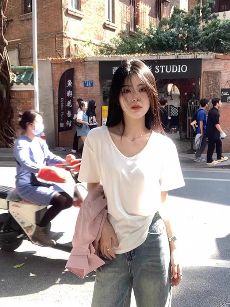 Simple V-neck American-style White Short-sleeved T-shirt Women's Summer 2024 New Loose Flesh-looking Slimming Top Ins Trendy