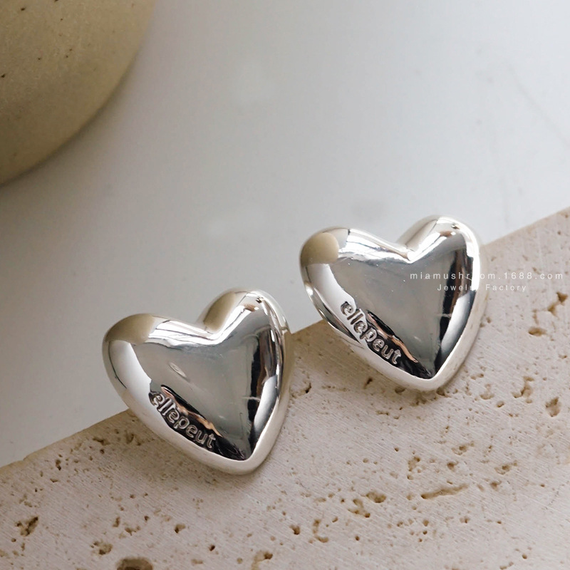 Japanese and Korean style fever love earrings design sense Korean electroplated peach heart earrings ear clip without earholes women's earrings