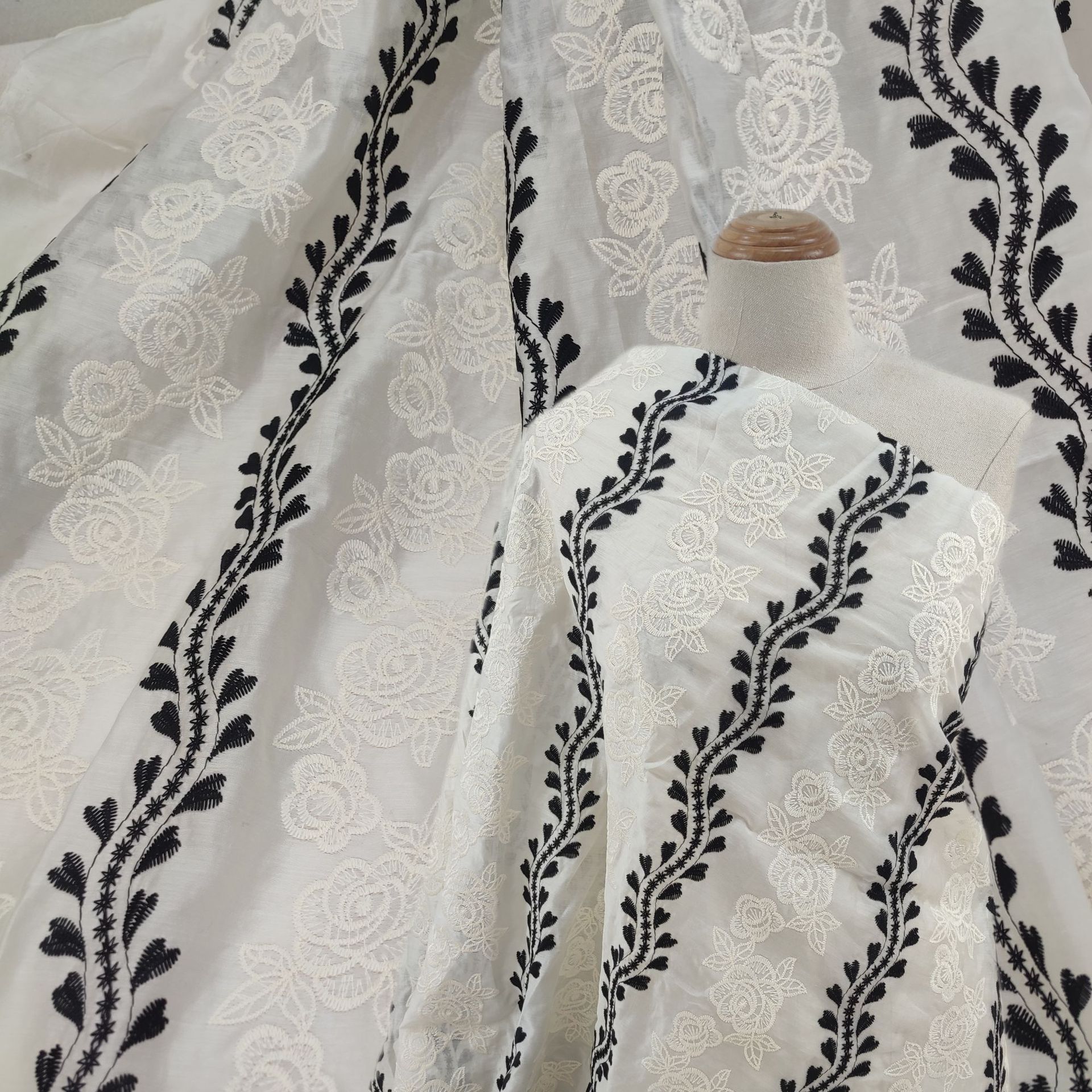 Autumn and Winter Dense Edition Tengse Cotton Embroidery Fabric Wave Striped Embroidery Rose Vine Embroidery Embroidery Fabric
