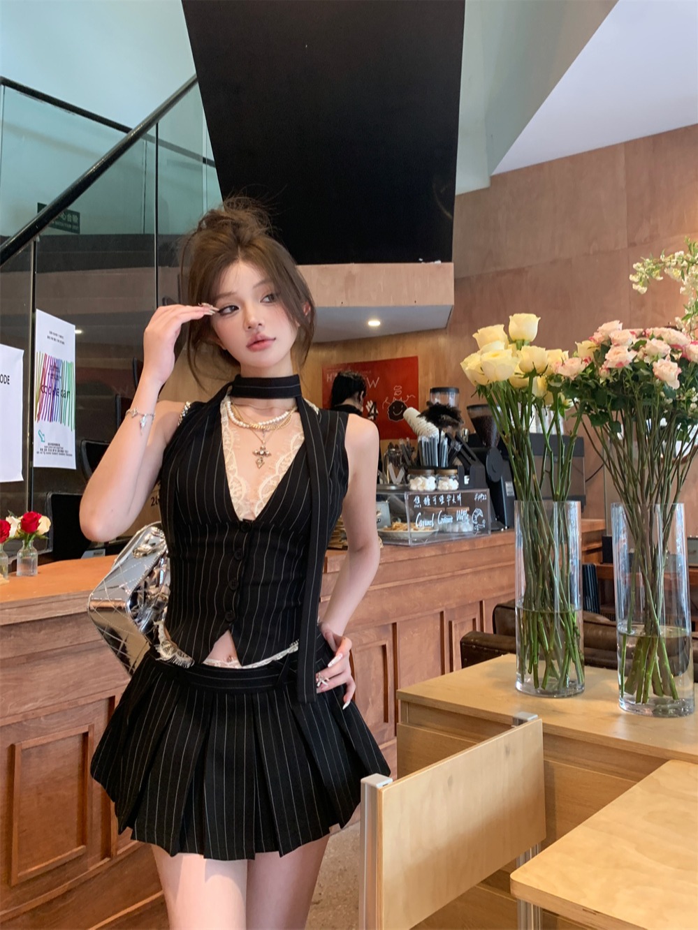 Lace V-neck striped vest women's 2025 spring and autumn small hot girl pleated skirt two-piece set