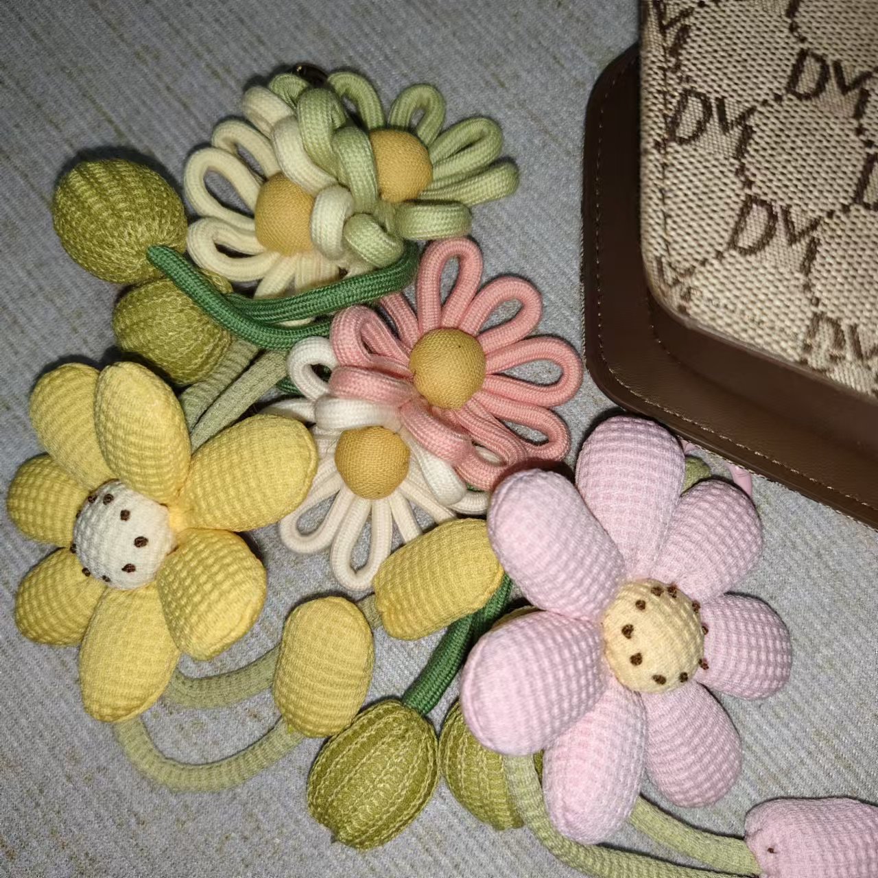 Picture of Sunflower Pendant, Knitted Baby Ornament, Yarn Woven Chrysanthemum Flower Keychain Accessory, Creative Handmade Car Key