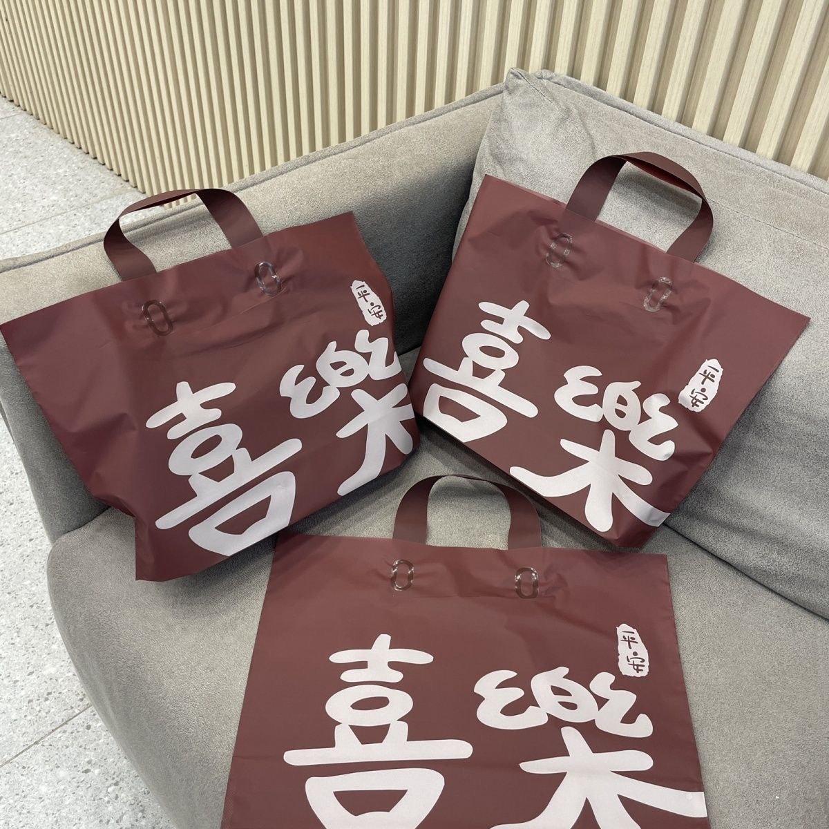 Thickened frosted red bag wholesale plastic portable clothing gift printing bag shopping children's clothing store packaging