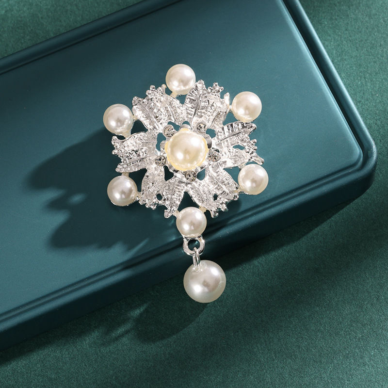 Picture of Korean Style New Luxury Camellia High-end Brooch Pearl Women's All-match Elegant Corsage Suit Coat Clothing Accessories