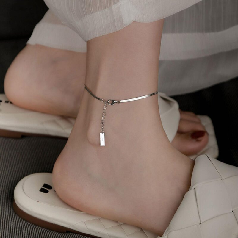 2022 New Flat Snake Bone Inklet Women's Simple Trendy Ins Cold Style Sexy Glow Foot Chain Foot Decoration