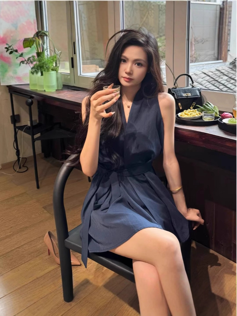 Korean style elegant and sophisticated suit for women, with a design design and waist-cinching sleeveless top, high-waisted loose wide-leg pants