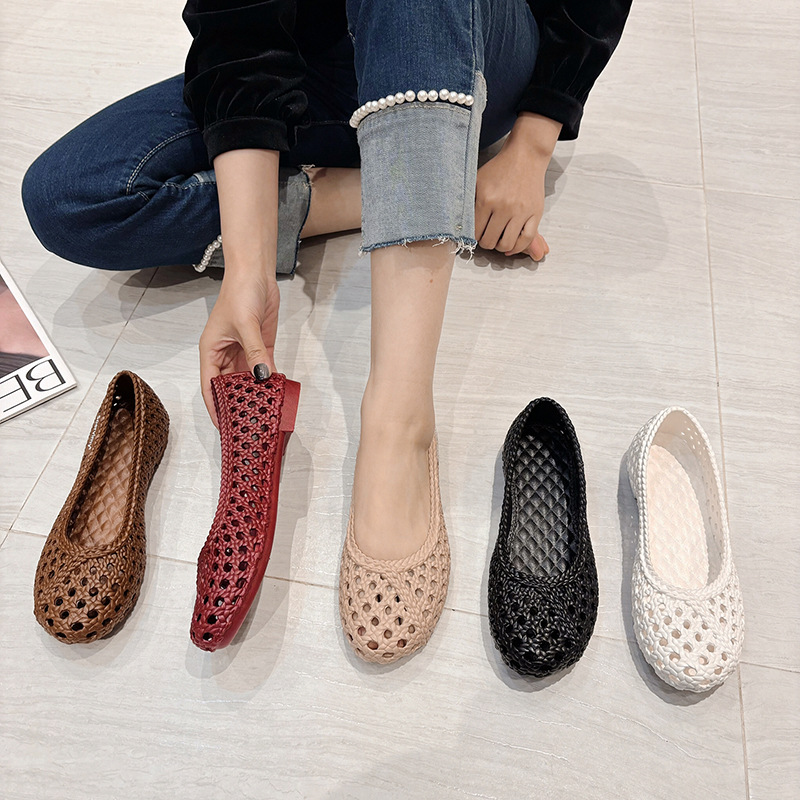 Sandals Women's 2024 Summer New Outfit Fashionable Hollow Flat Shoes Soft Sole Comfortable Waterproof Non-Slip Work Shoes
