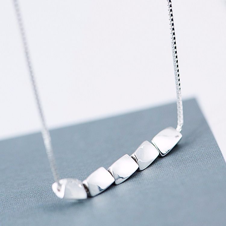 Picture of Ball Bead Necklace Women's Simple Elegant Design Style Necklace Women's Niche Trendy Clavicle Chain Women's Short Clavicle Necklace Popular