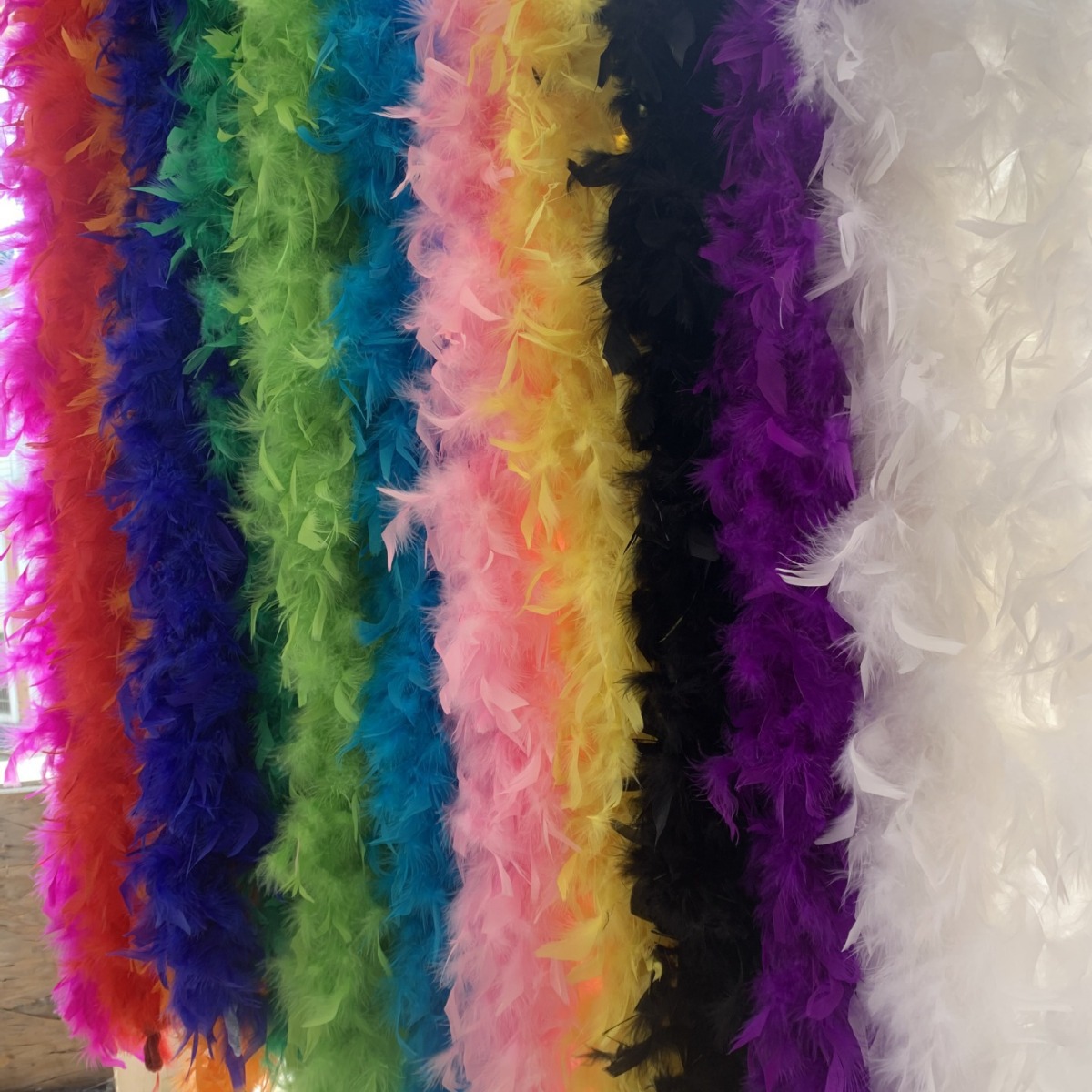 The factory sells turkey feathers, feather strips, velvet strips, fire pieces, 2 meters, a full-color costume headdress, stage performance