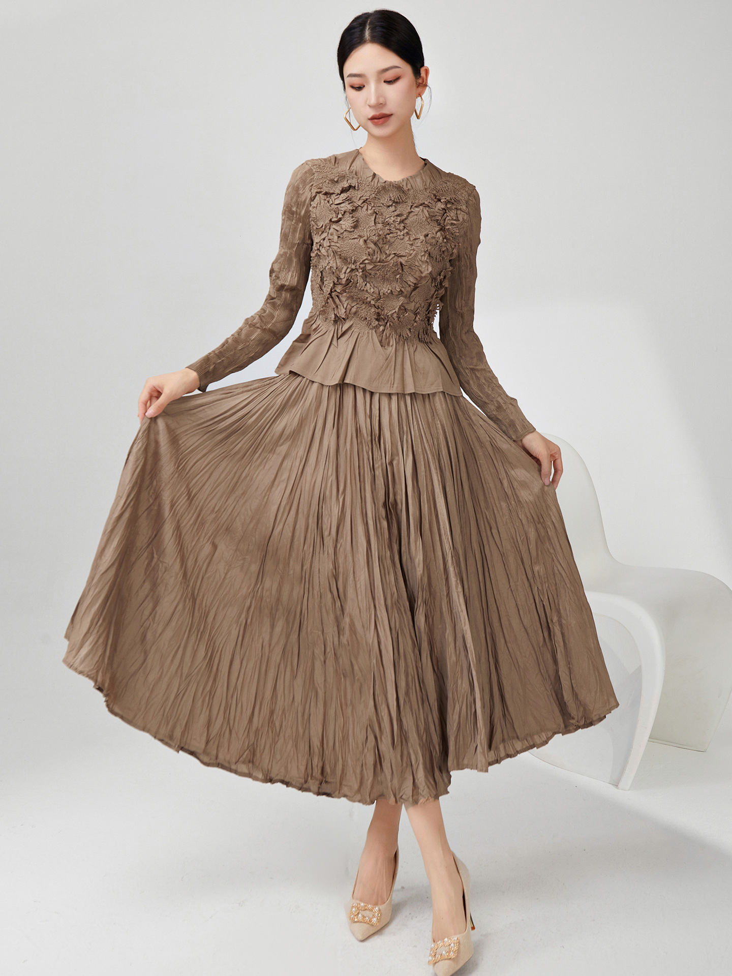Fashionable Pleated Suit for Women, High-End Casual Wear, a Complete Set of Long-Sleeved Tops and Skirts, Slimming Two-Piece Set