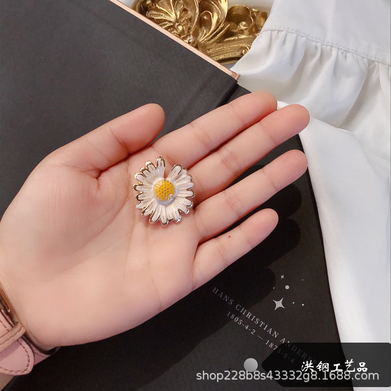 Picture of Hong Gang Crafts Jewelry Wholesale Korean Daisy Brooch Exquisite Joker Cute Plant Sweet Girl Student