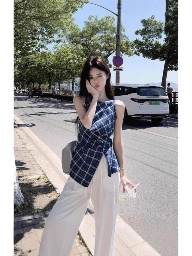 French Retro Blue Plaid Round Neck Vest Shirt Women's Design Sense Niche Elegant Slim-fit Split Sleeveless Top for Summer