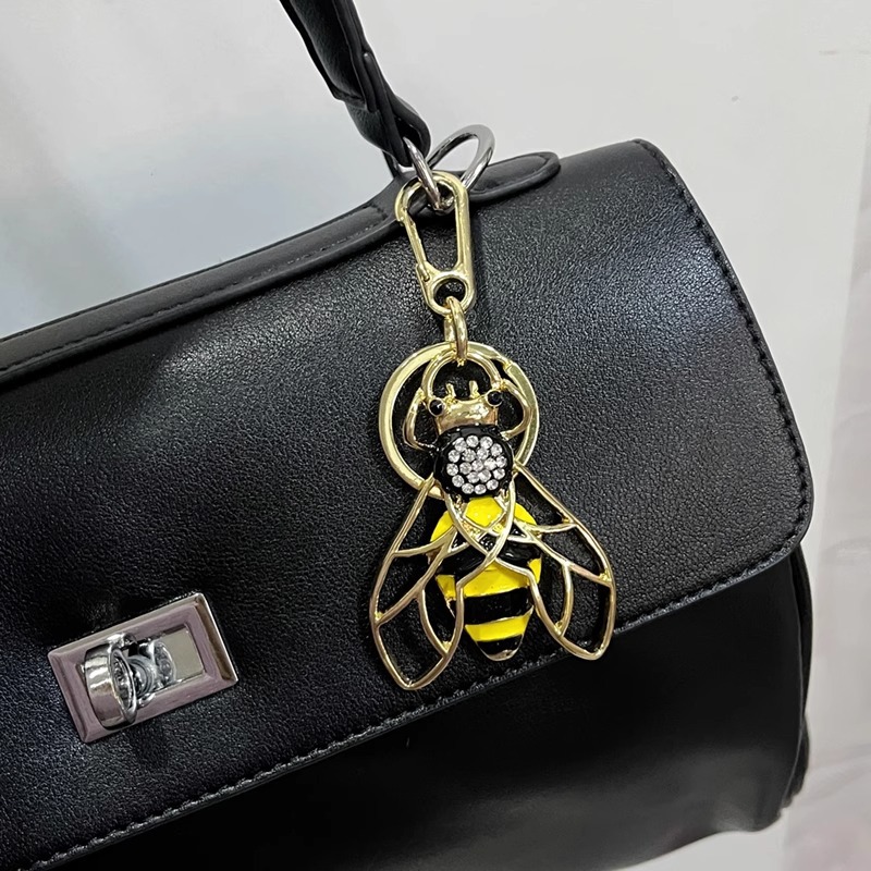 2025 New Retro Flash Diamond Bee Bag Pendant Car Keychain Women's Classy Exquisite High-End Pendant